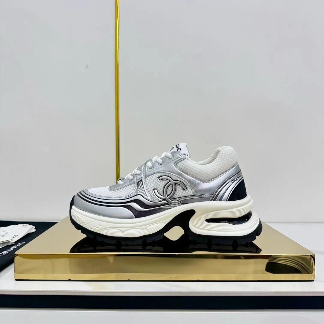 👟👟Ex-factory price 680👟👟 Upgraded version, upgraded version, upgraded version! No rebuttal accepted! ! ! ! Chanel Chanel panda shoes! 2025 counter's top casual sports shoes. This classic design; the upper is electro-embroidered with a variety of techniques; the outsole is fashionable and sporty; the unusual inclusion of a variety of color matching elements... The diversified mix and match is very good-looking and versatile, and can be used for leisure, fashion, sports, and outdoor... ꫛꫀꪝ Go➫ Materials: ❶Upper made of: original imported first-layer silk cowhide + original waterproof cloth + original first-layer cowhide ❷Inner lining: Original Yangli+Net ❸Outsole based on: Original TPU combination outsole Counter boutique packaging complete set for women 35–41 👉 👉 👉 👉